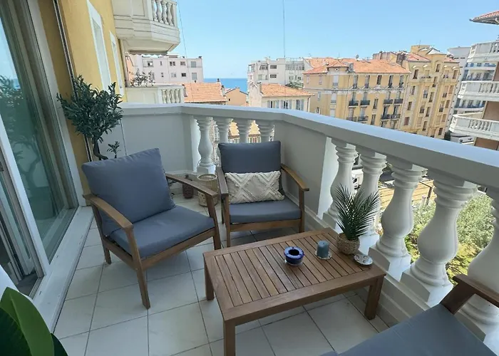 Elegant Apartment With Sea View And Swimming Pool
